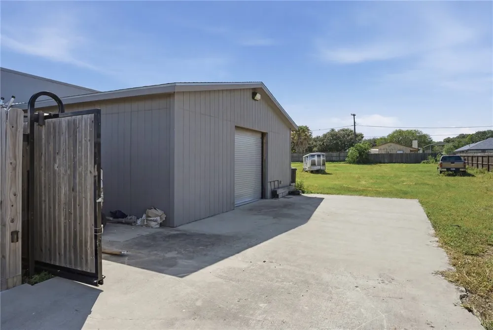 1615 Voss Avenue Odem, TX 78370