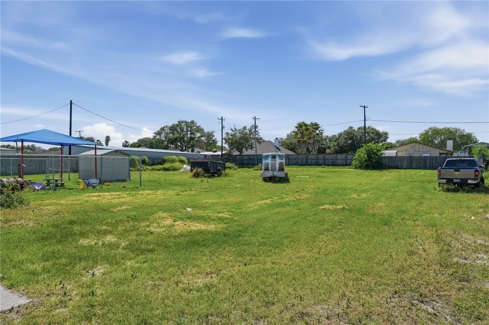 1615 Voss Avenue Odem, TX 78370