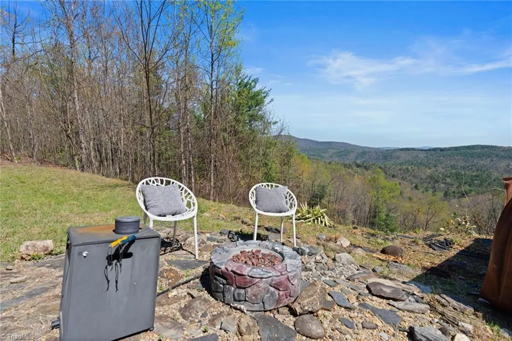3086 Summit Road Purlear, NC 28665