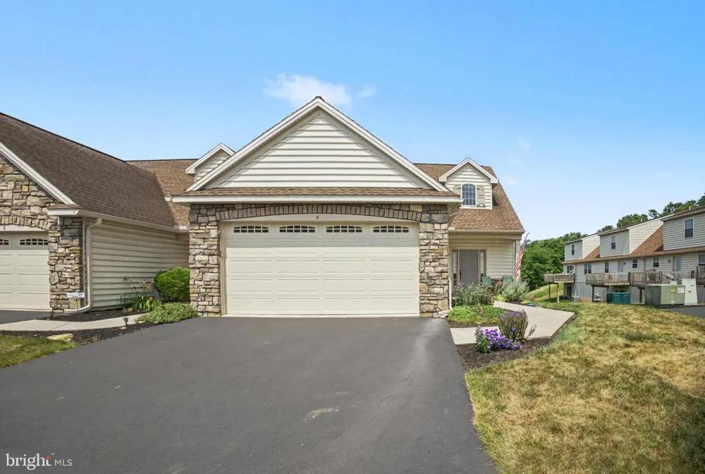 8 ARROWHEAD DRIVE Elizabethtown, PA 17022