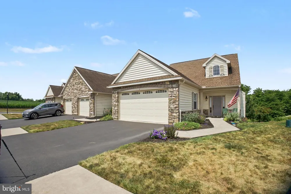 8 ARROWHEAD DRIVE Elizabethtown, PA 17022
