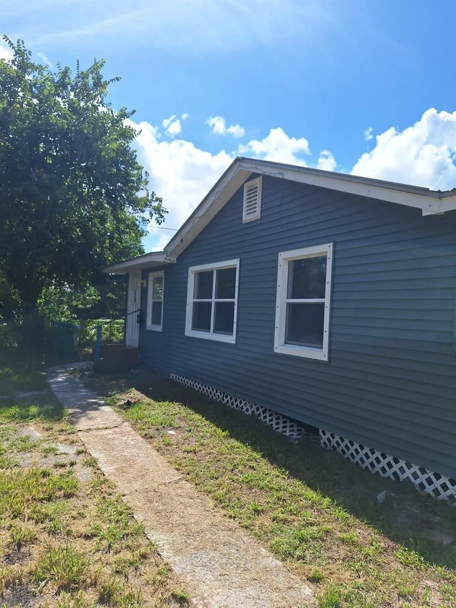 2107 S 34th Street Fort Pierce, FL 34947