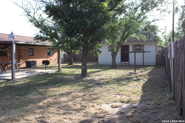 1204 W GOODWIN ST Pleasanton, TX 78064