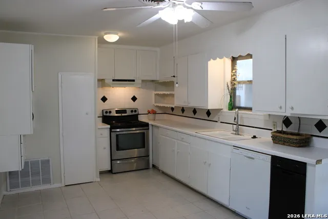 1204 W GOODWIN ST Pleasanton, TX 78064