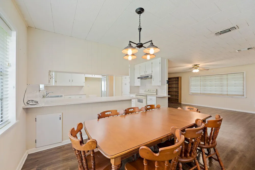 3644 W State Highway 71 Highway La Grange, TX 78945