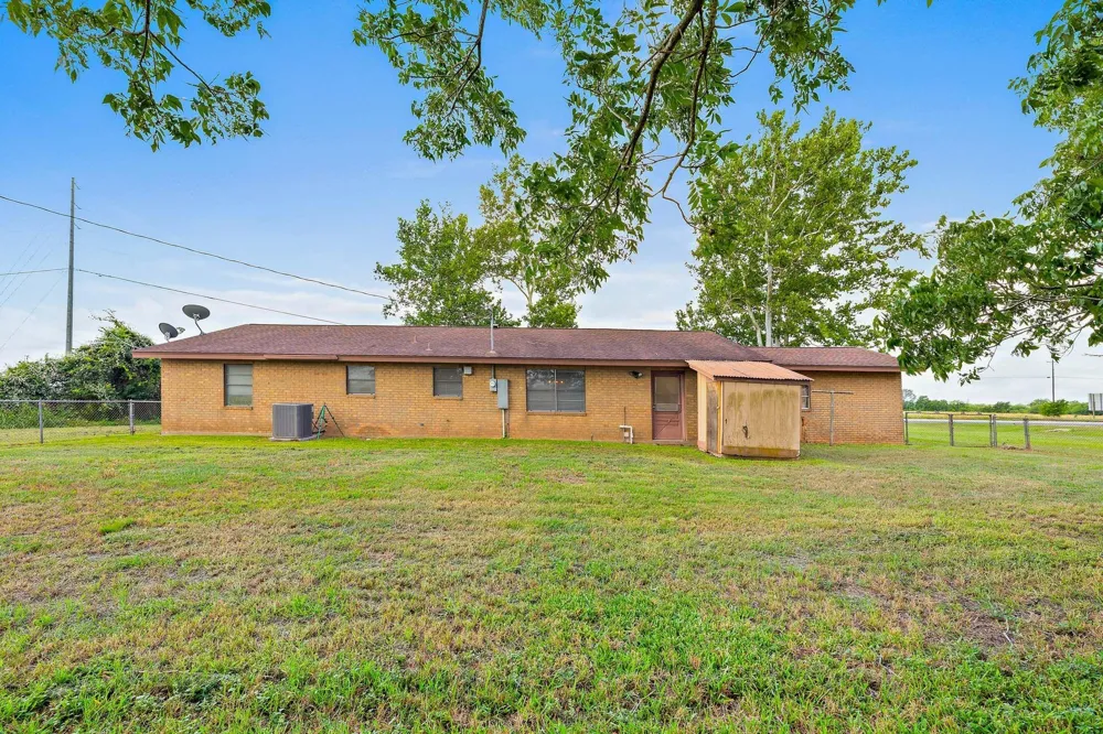 3644 W State Highway 71 Highway La Grange, TX 78945