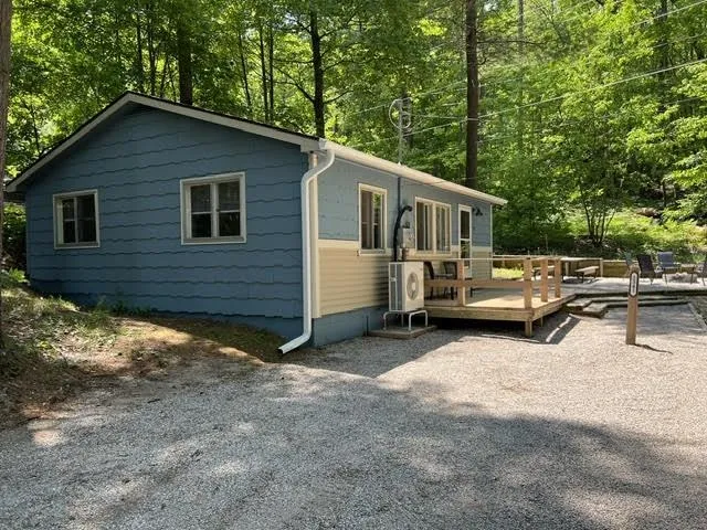 2341 Lake View Avenue East Bay Township, MI 49696