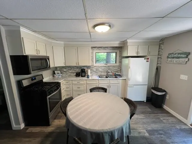 2341 Lake View Avenue East Bay Township, MI 49696