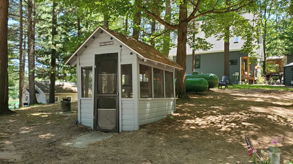 2341 Lake View Avenue East Bay Township, MI 49696