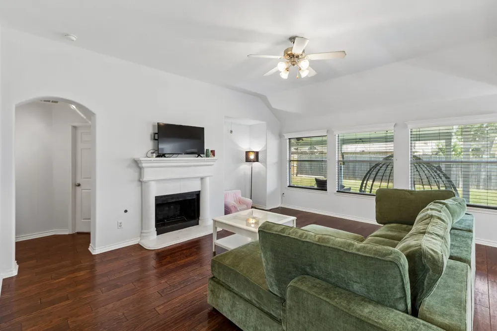 2715 Columbus Grand Prairie, TX 75054