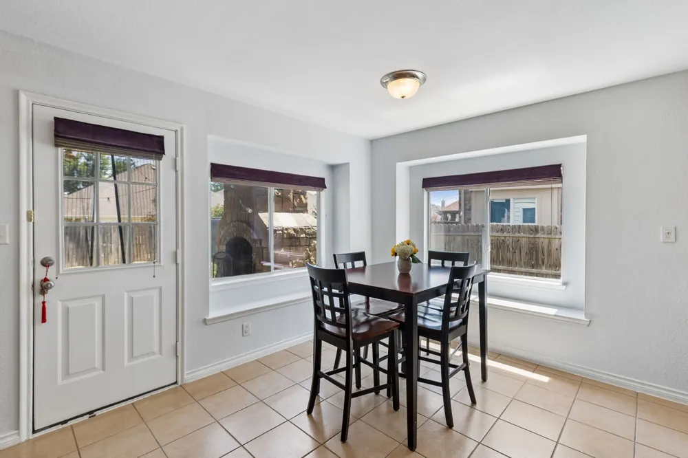 2715 Columbus Grand Prairie, TX 75054