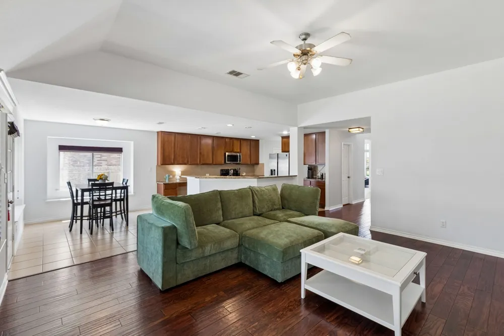 2715 Columbus Grand Prairie, TX 75054