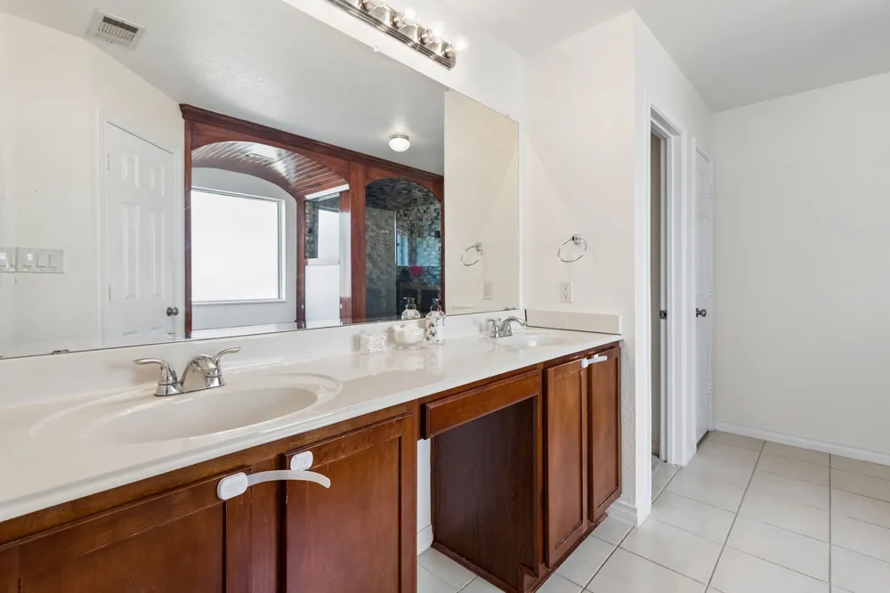 2715 Columbus Grand Prairie, TX 75054