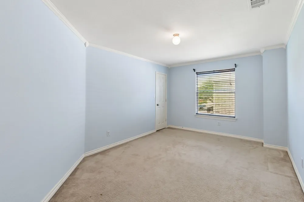 2715 Columbus Grand Prairie, TX 75054