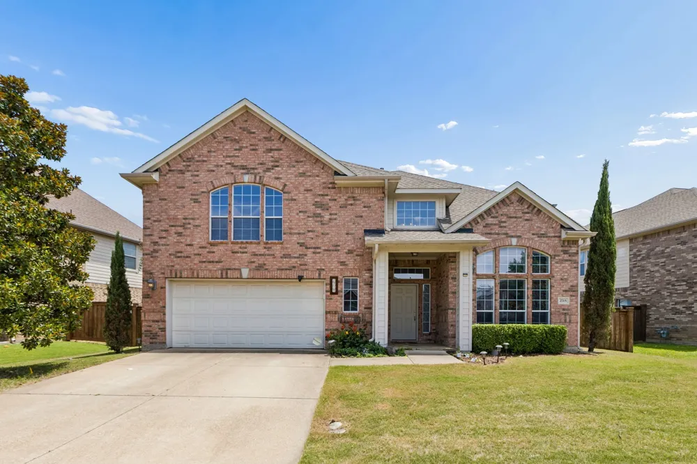 2715 Columbus Grand Prairie, TX 75054