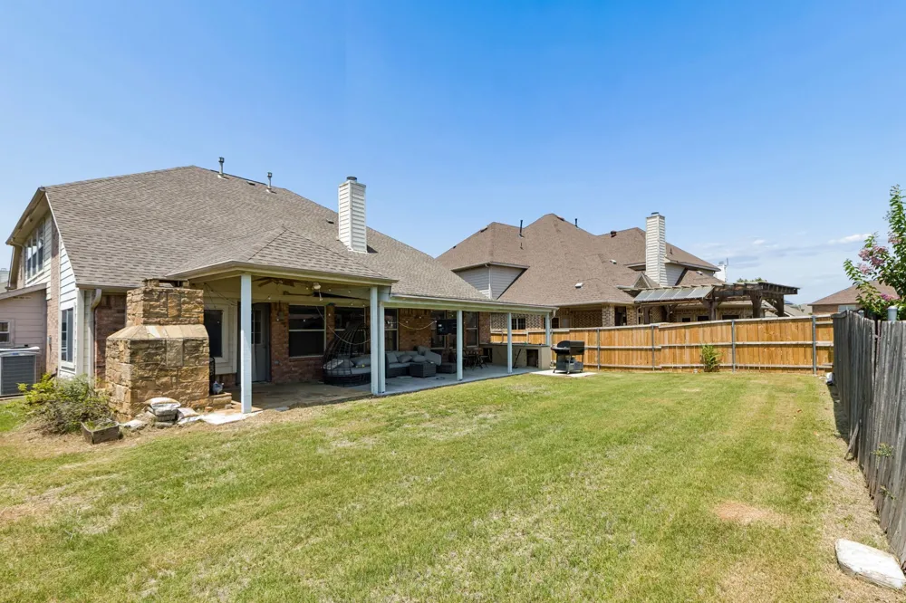 2715 Columbus Grand Prairie, TX 75054