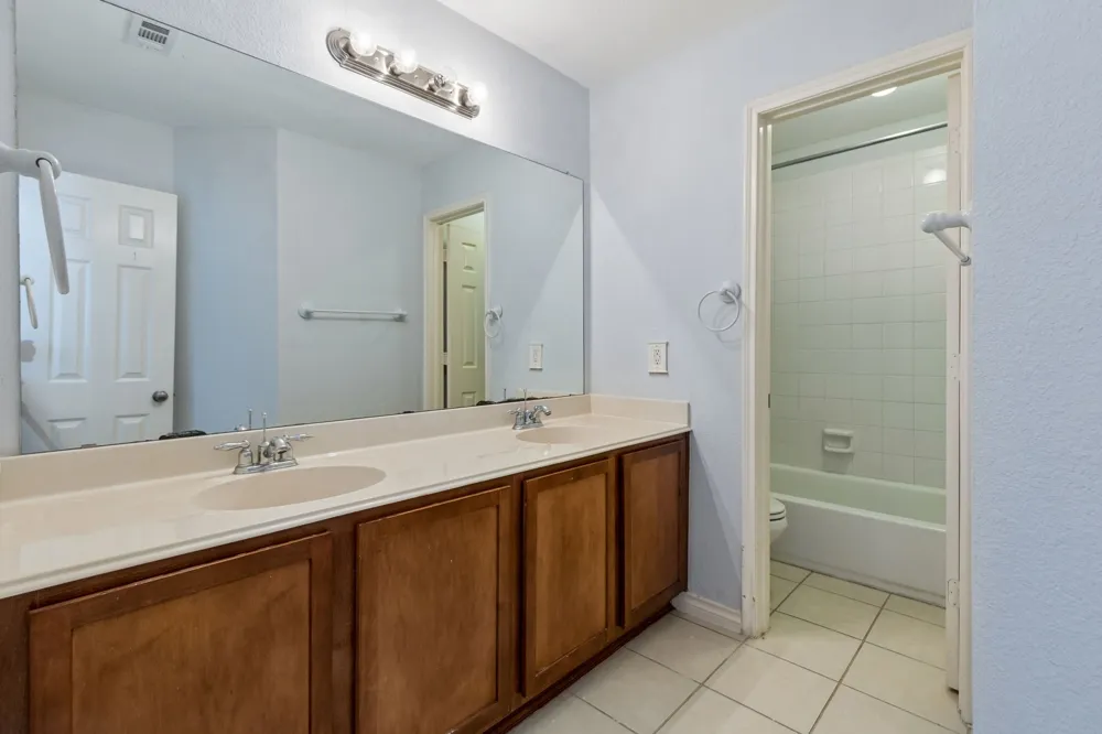 2715 Columbus Grand Prairie, TX 75054