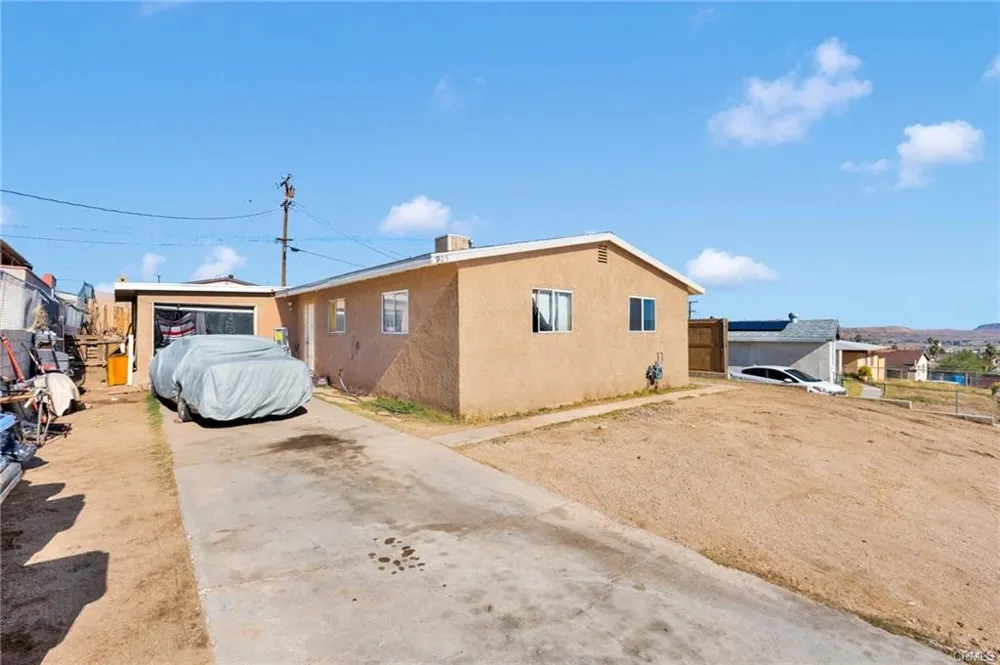 905 E Elizabeth Barstow, CA 92311