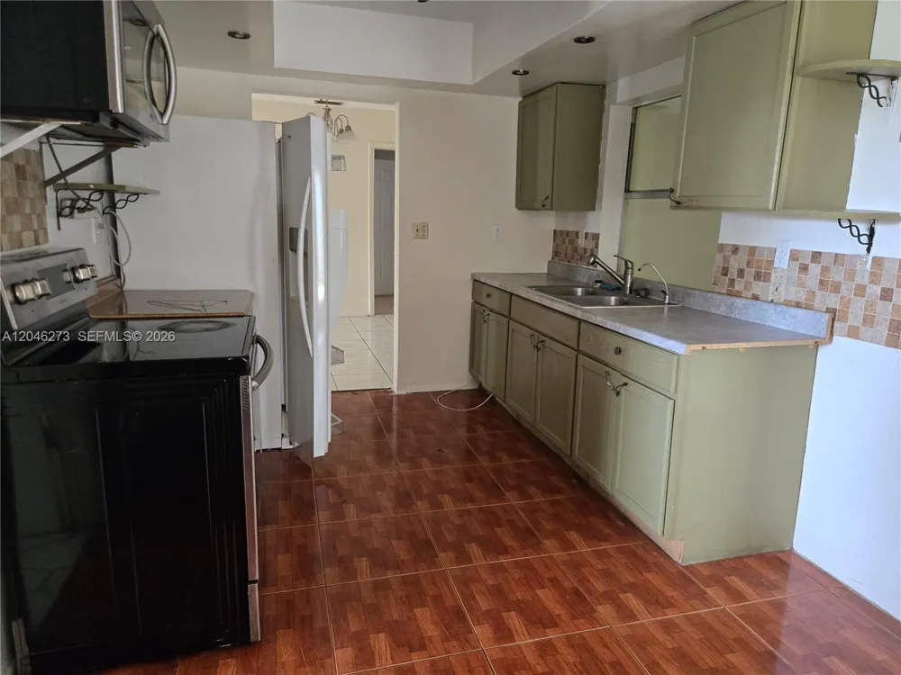 4205 NW 52nd Ave Lauderdale Lakes, FL 33319