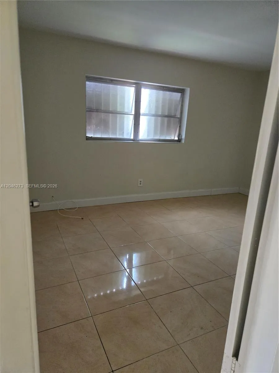 4205 NW 52nd Ave Lauderdale Lakes, FL 33319