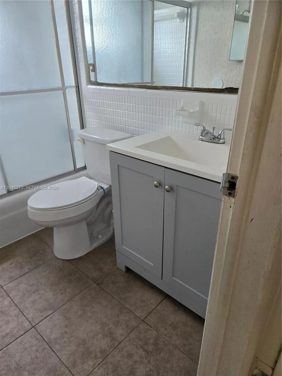 4205 NW 52nd Ave Lauderdale Lakes, FL 33319