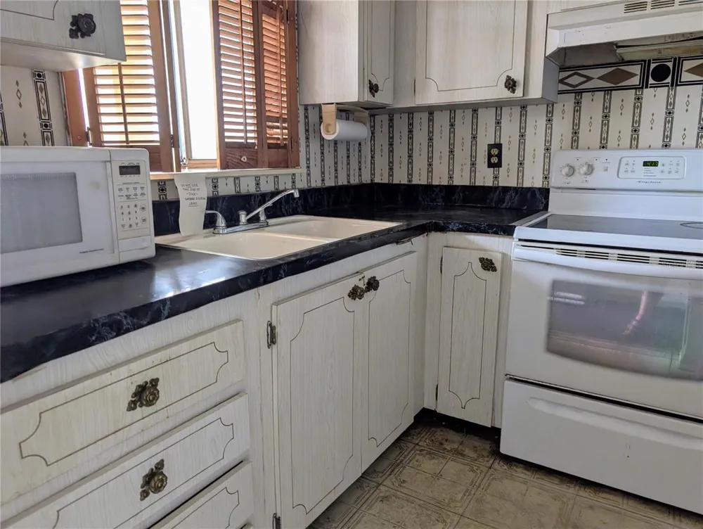 3714 LAKE BAYSHORE DRIVE #K-418 Bradenton, FL 34205