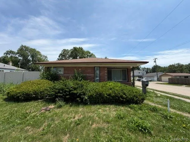 24502 Tuscany Avenue Eastpointe City, MI 48021