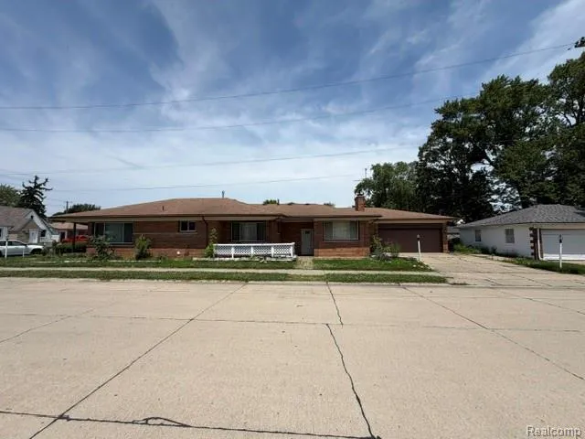 24502 Tuscany Avenue Eastpointe City, MI 48021