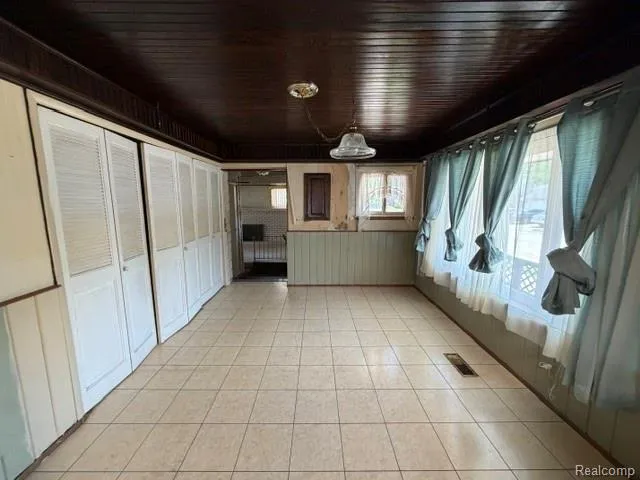 24502 Tuscany Avenue Eastpointe City, MI 48021