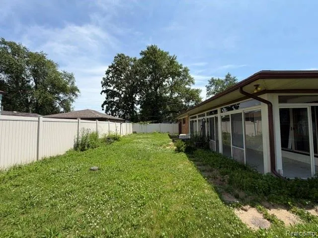 24502 Tuscany Avenue Eastpointe City, MI 48021