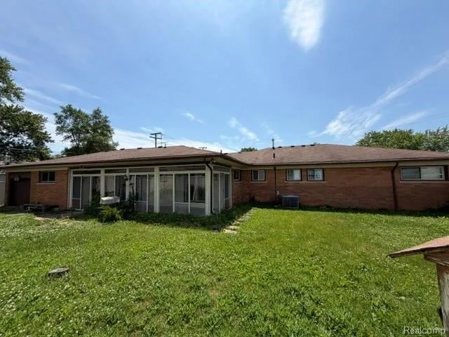 24502 Tuscany Avenue Eastpointe City, MI 48021