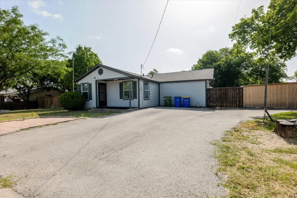 308 Hallvale Drive White Settlement, TX 76108