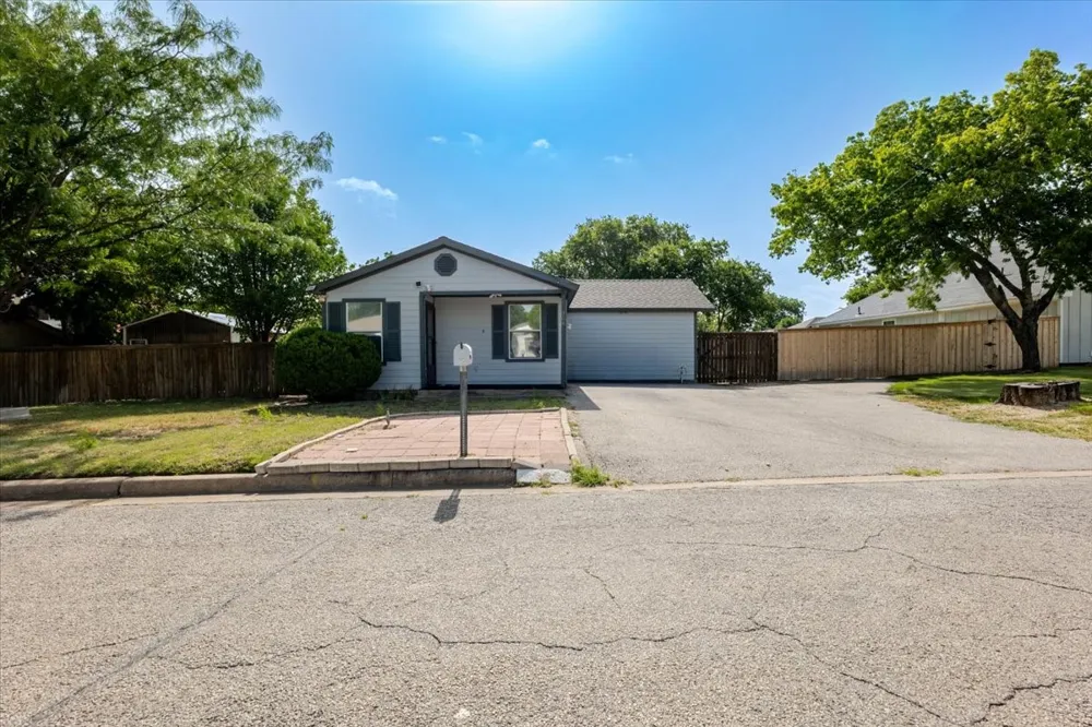 308 Hallvale Drive White Settlement, TX 76108