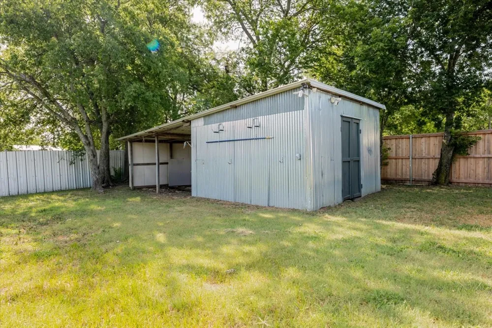 308 Hallvale Drive White Settlement, TX 76108