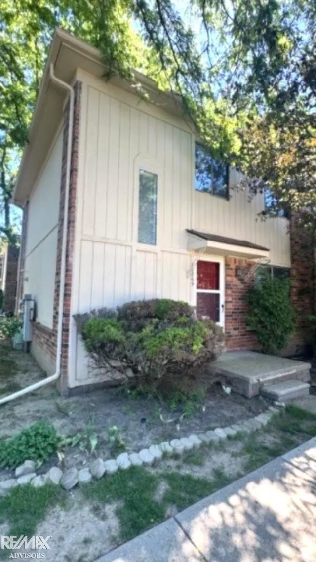 40869 Highpointe Drive Clinton Charter Township, MI 48038
