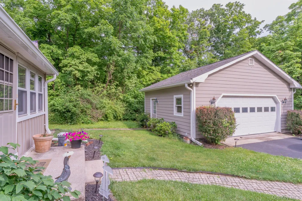 542 Blue Mountain Road Saugerties, NY 12477