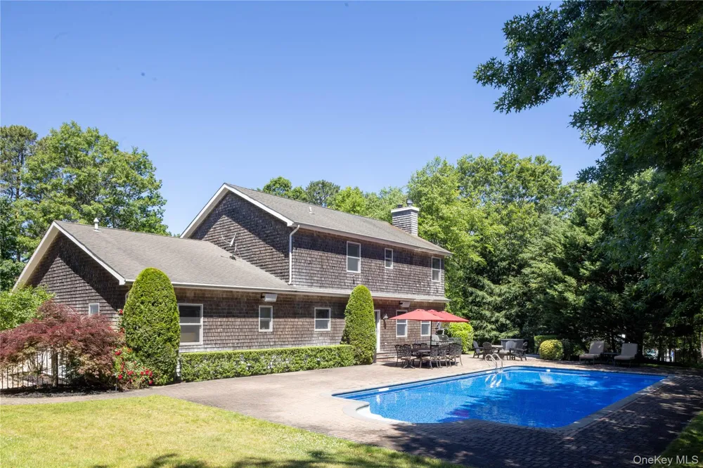 11 Hildreth Road Hampton Bays, NY 11946