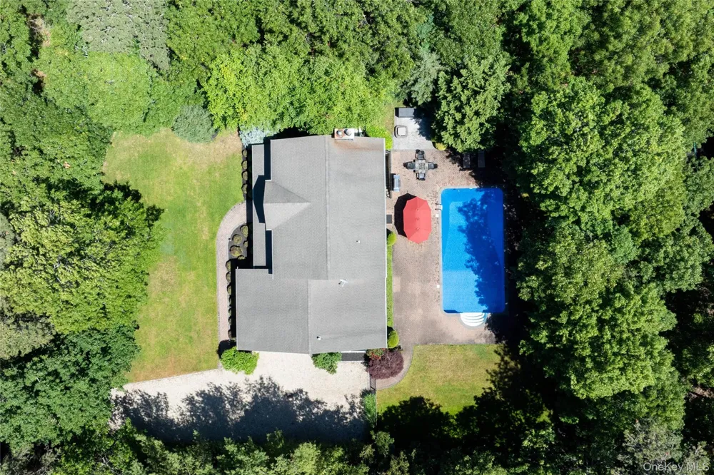 11 Hildreth Road Hampton Bays, NY 11946