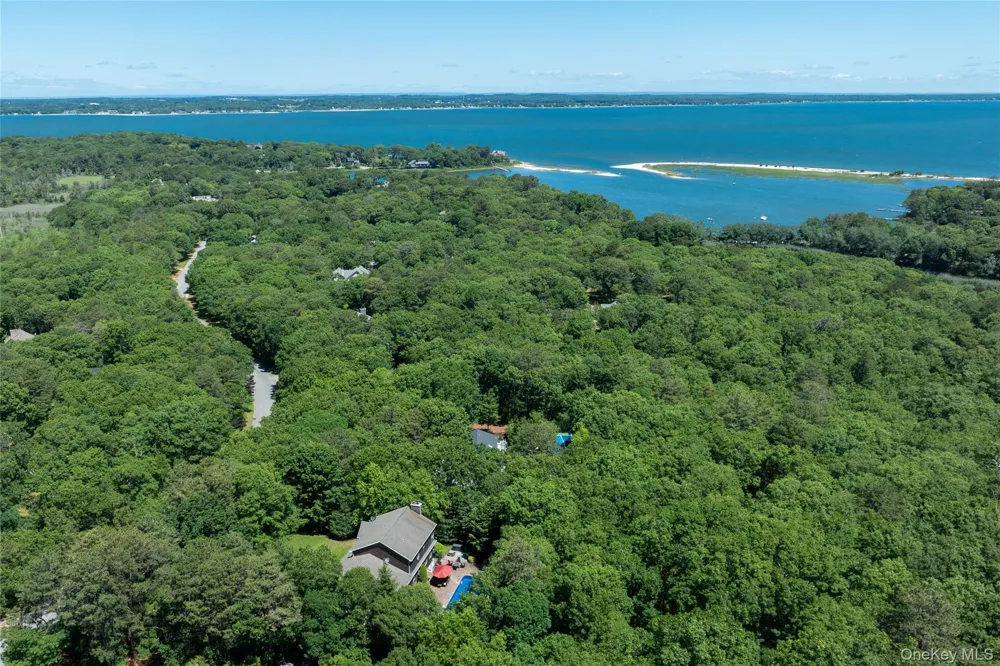 11 Hildreth Road Hampton Bays, NY 11946