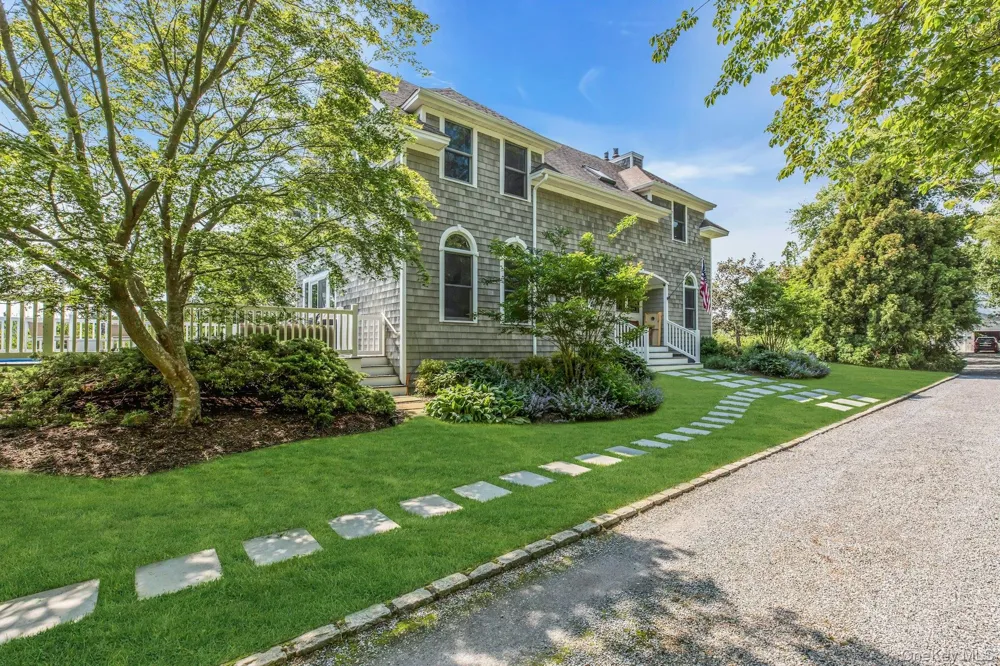 56 S Country Road Westhampton, NY 11977
