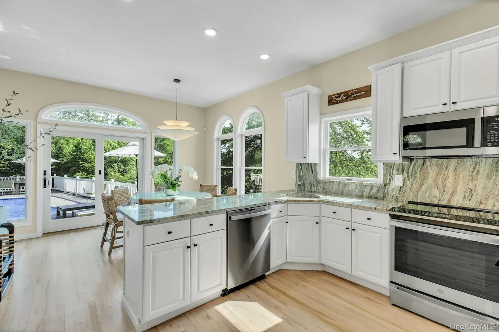 56 S Country Road Westhampton, NY 11977