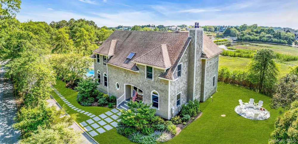 56 S Country Road Westhampton, NY 11977