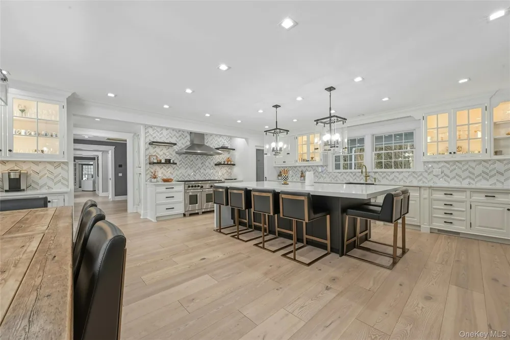 192 Burtis Lane Muttontown, NY 11791