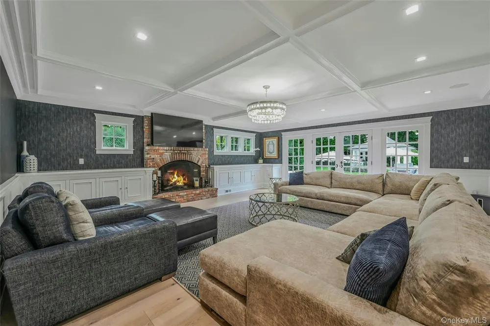 192 Burtis Lane Muttontown, NY 11791
