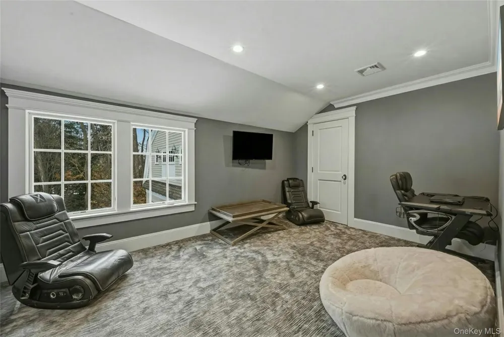 192 Burtis Lane Muttontown, NY 11791