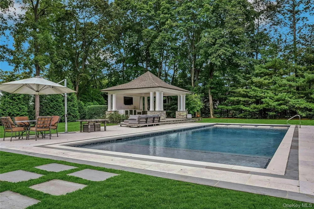 192 Burtis Lane Muttontown, NY 11791