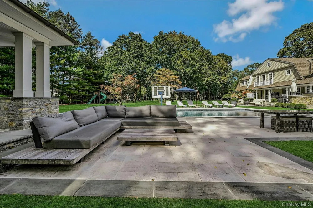 192 Burtis Lane Muttontown, NY 11791