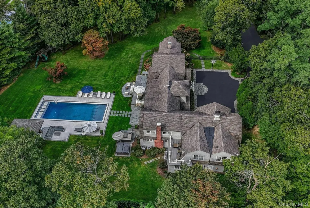 192 Burtis Lane Muttontown, NY 11791