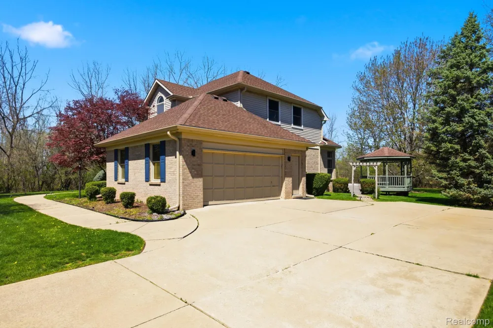 8488 Annette Avenue Grosse Ile Township, MI 48138