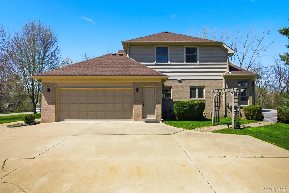 8488 Annette Avenue Grosse Ile Township, MI 48138